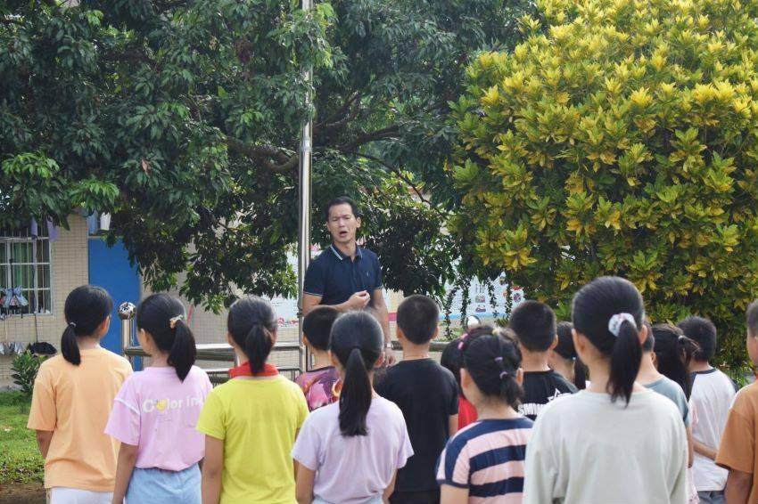 湖北老人凌晨走10多里去卖菜,小伙遇到全部买下,你遇到这种事会怎么做?,最热门的红迪网平台!